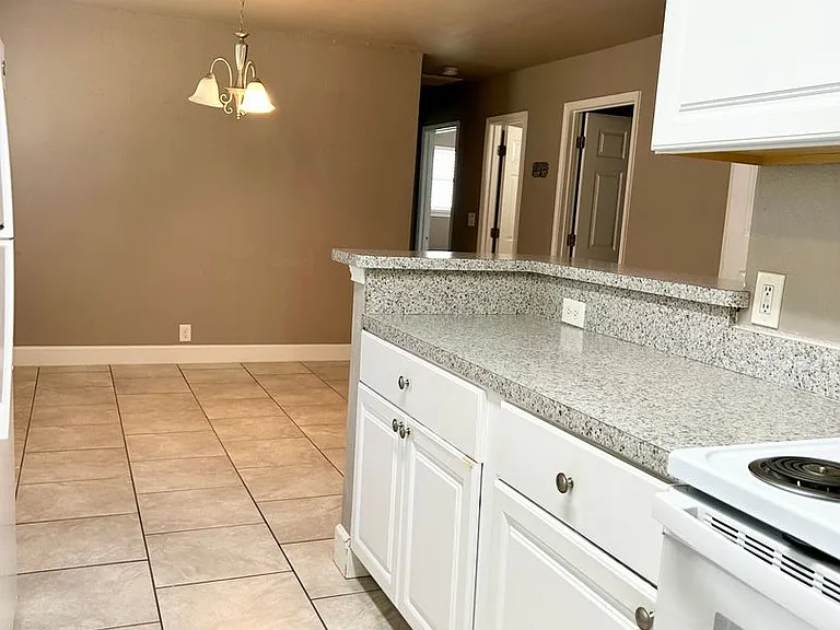 733 SW Sunnybrook Dr — Photo 5