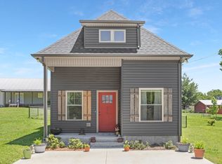 516 Main St, Burns, TN 37029