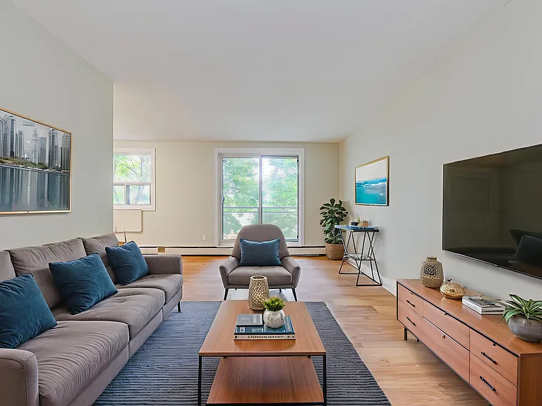 325 N Park St — Photo 3