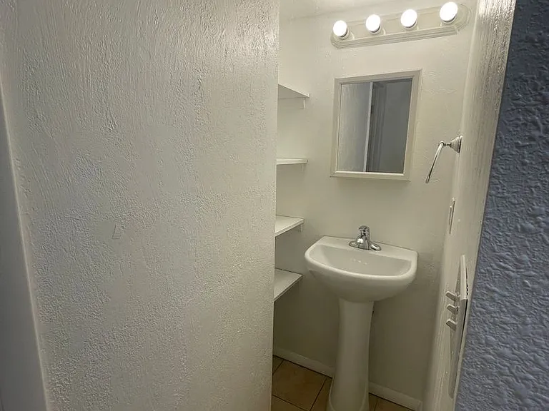 1127 W Mulberry St — Photo 24