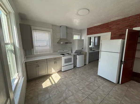 418 Essex St #2, Salem, MA 01970