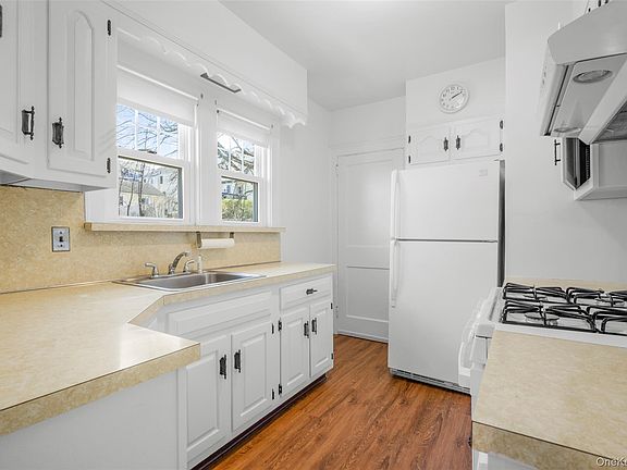 5th image of 42 Crestview Street