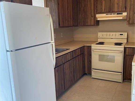 3rd image of 132 SE 16th Pl #2