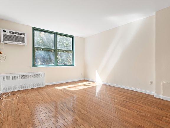 4th image of 210 E 22nd St #Ola