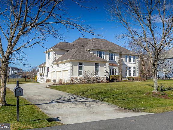 3rd image of 307 Belmont Ct