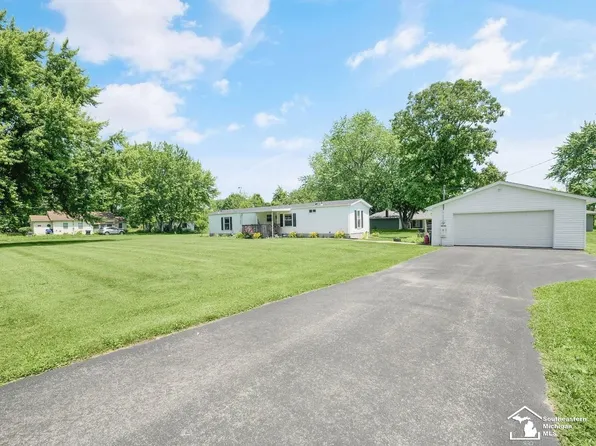 9122 Perry Rd, Erie, MI 48133