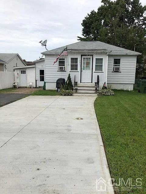 641 Main St photo 1
