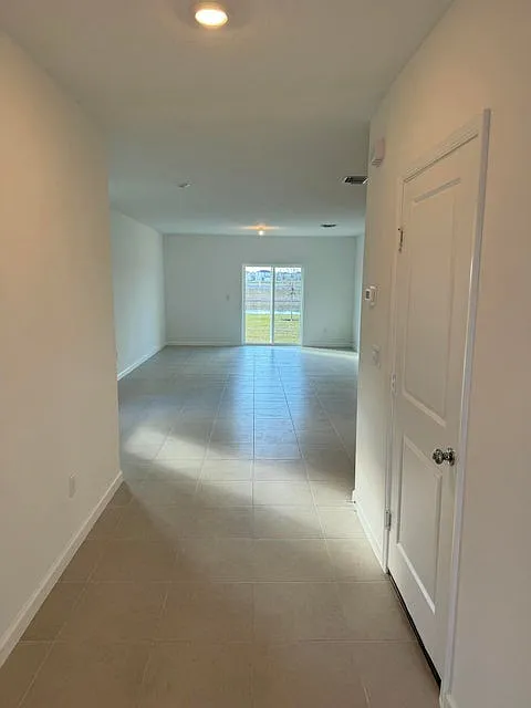 6 bed, 3.0 bath, 2458 sqft, $3,000 — Photo 2