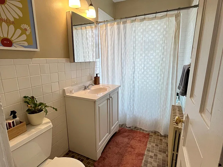 1528 4th St NE #2 — Photo 3