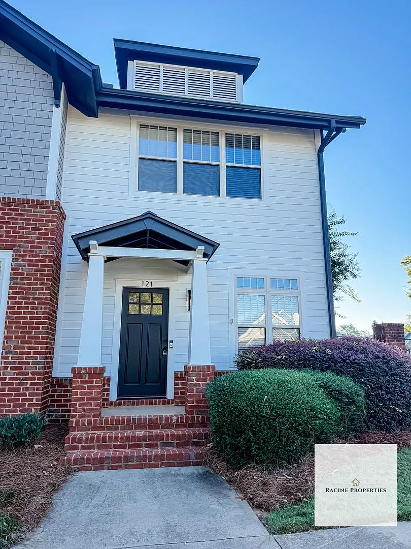 Downtown Townhouse Available Now! — Photo 2