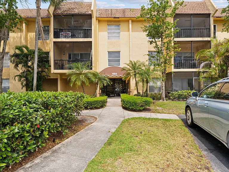 450 NW 20th St — Photo 17