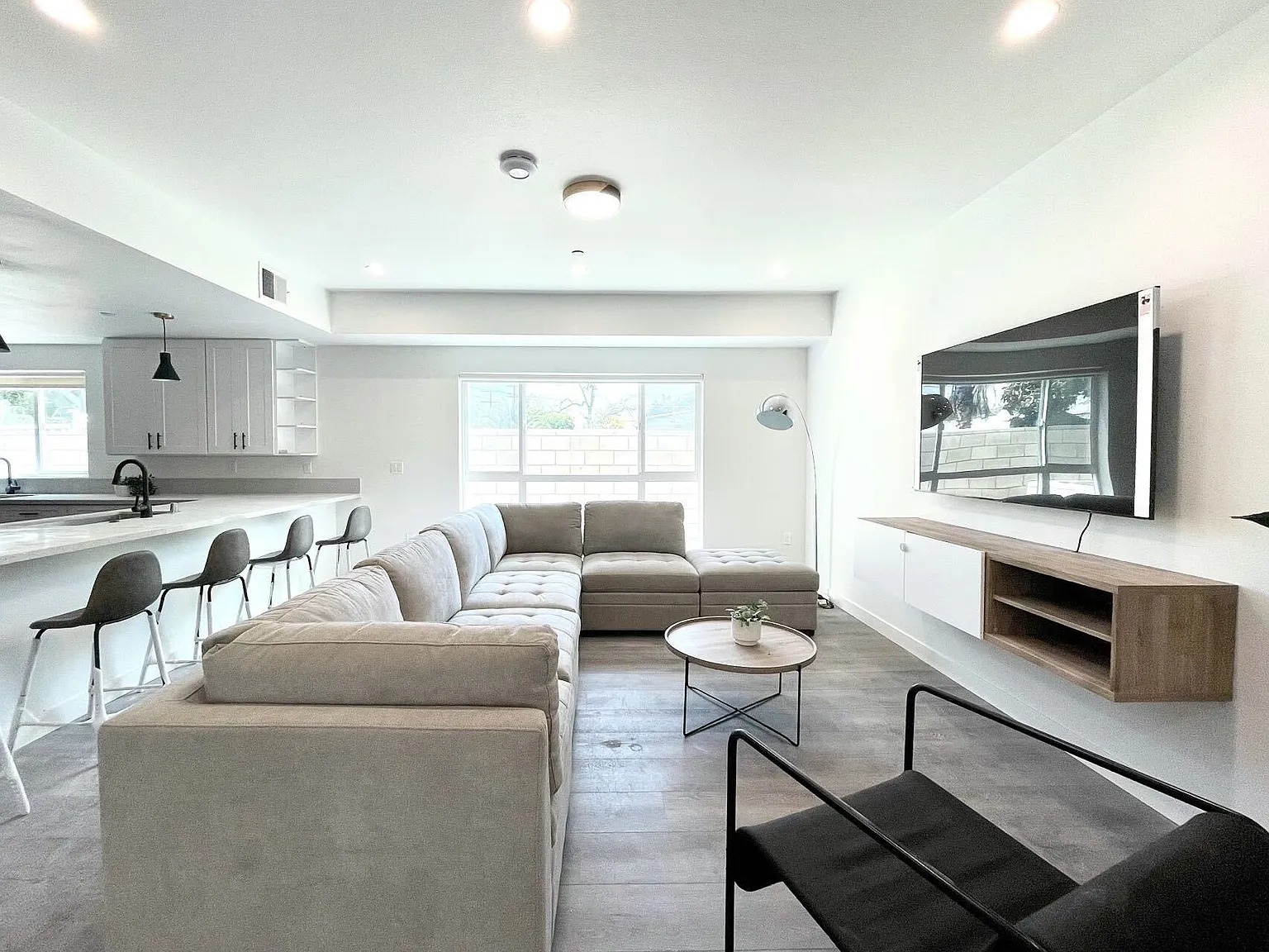 1439 W 37th Dr — Photo 3