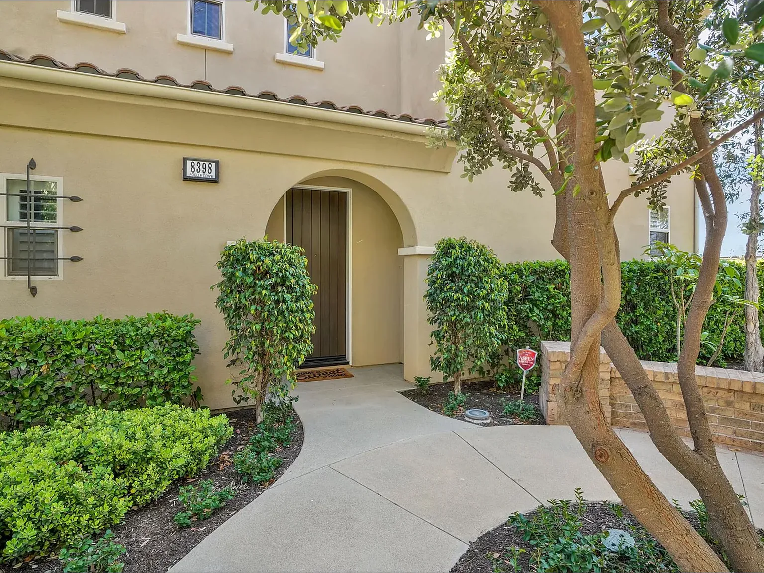 5 bed, 5.5 bath, 4100 sqft, $7,700 — Photo 1