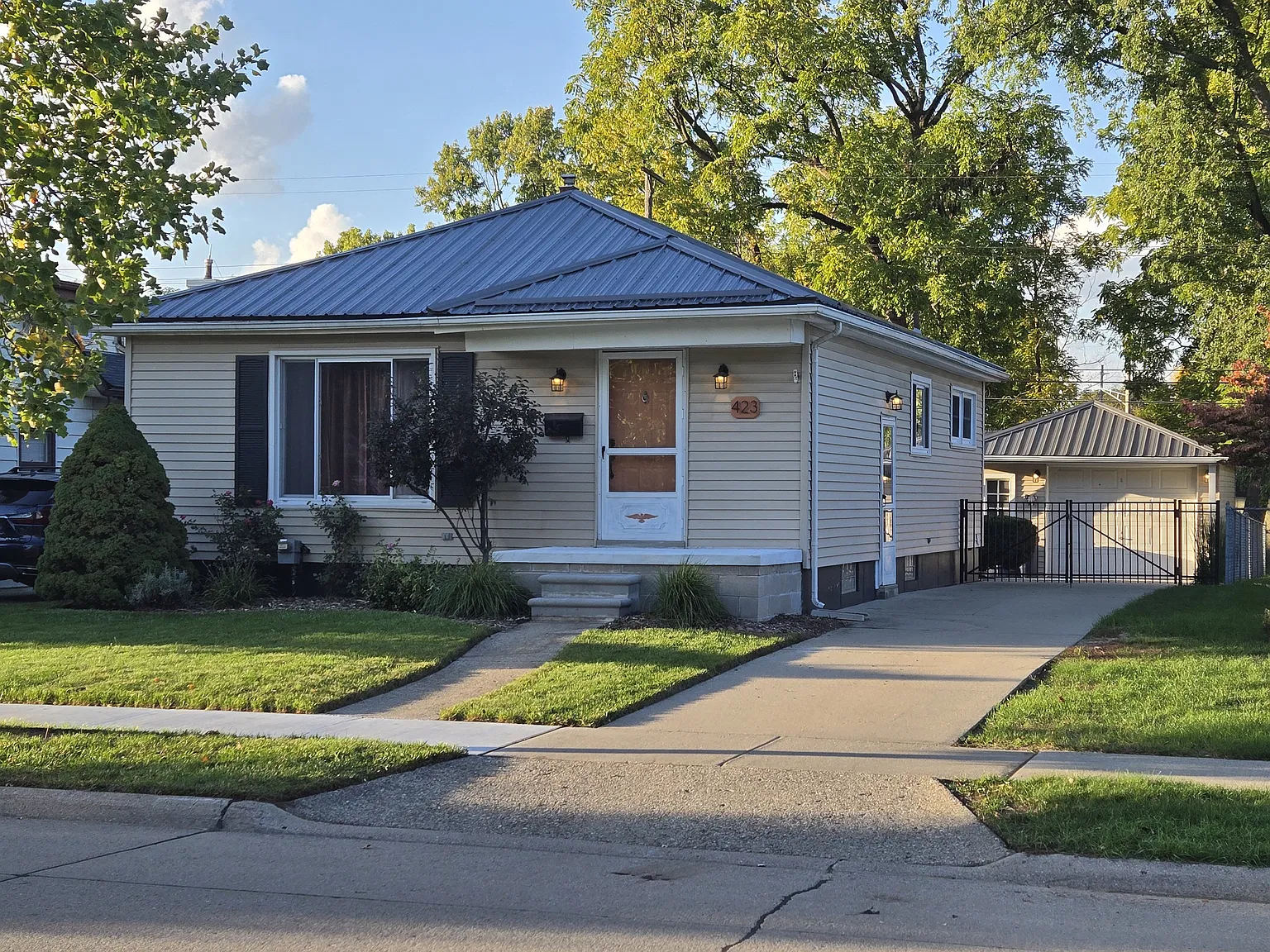 3 bed, 1020 sqft, $2,050 — Photo 1