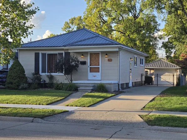 423 E Baker Ave, Clawson, MI 48017