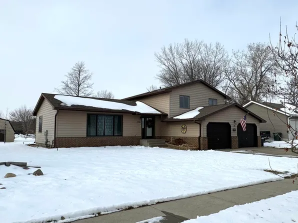1421 S Miller Ave, Mitchell, SD 57301