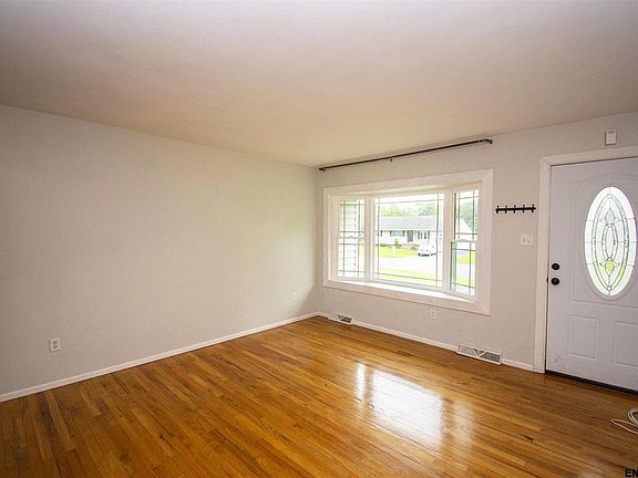 5th image of 9 Colleen Dr