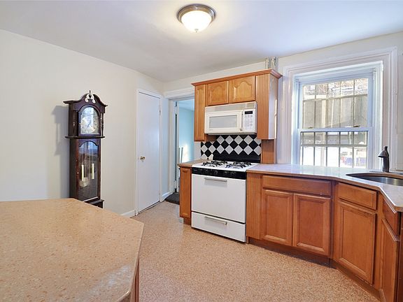 4th image of 348 Putnam Ave