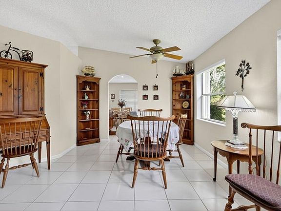 4th image of 1520 S Club Dr