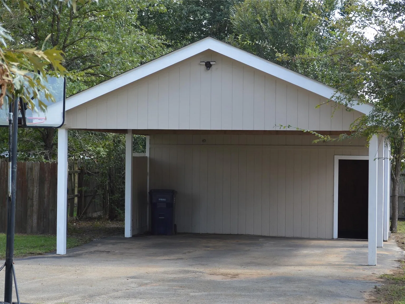 3 bed, 2.0 bath, 1344 sqft, $1,900 — Photo 2