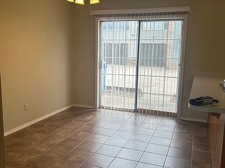 1009 SE J St #A-B — Photo 2