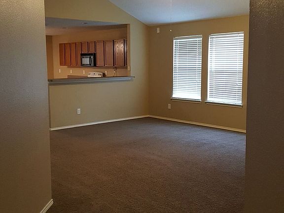 3rd image of 1617 Crestwood Dr