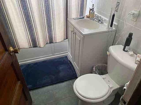 5th image of 227 Winifred St E APT 1