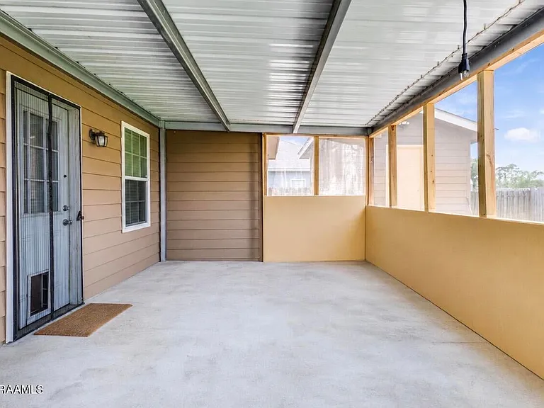209 Stoneridge Dr — Photo 1