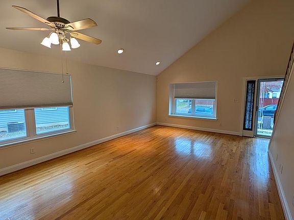 3rd image of 13 Bentwood Dr