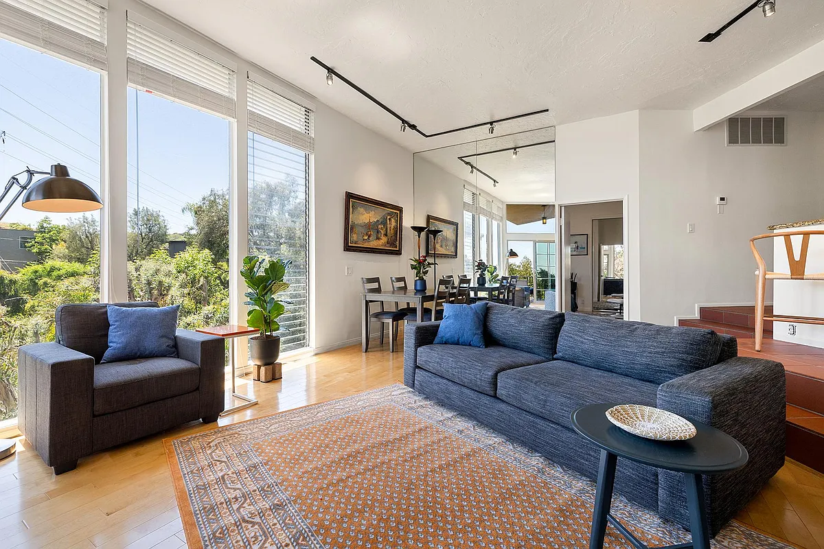 Building Photo - 7038 Pacific View Dr