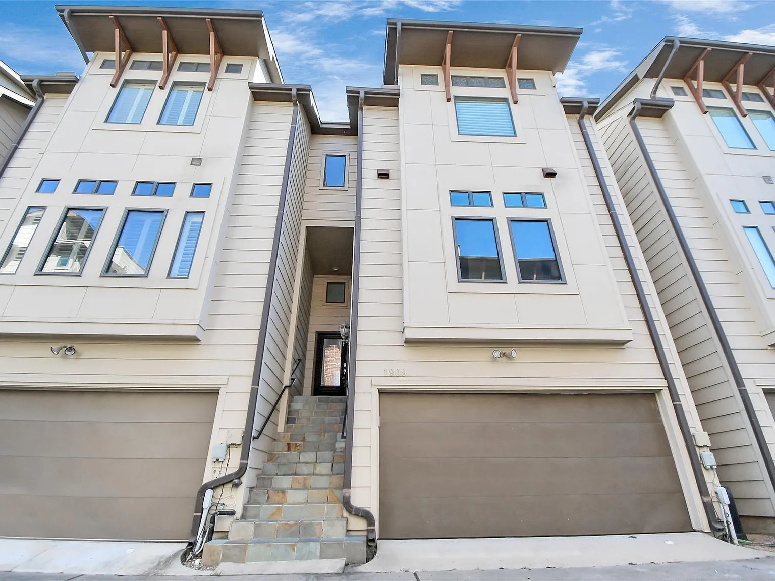 3 bed, 1971 sqft, $3,000 — Photo 2