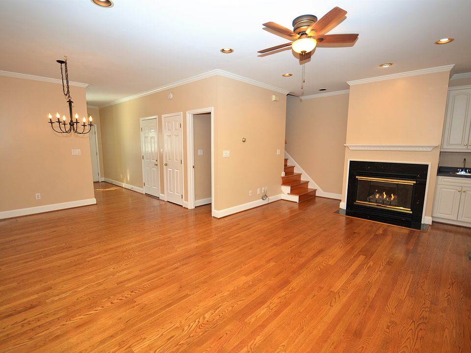 2nd image of 303 Oleander Dr APT B