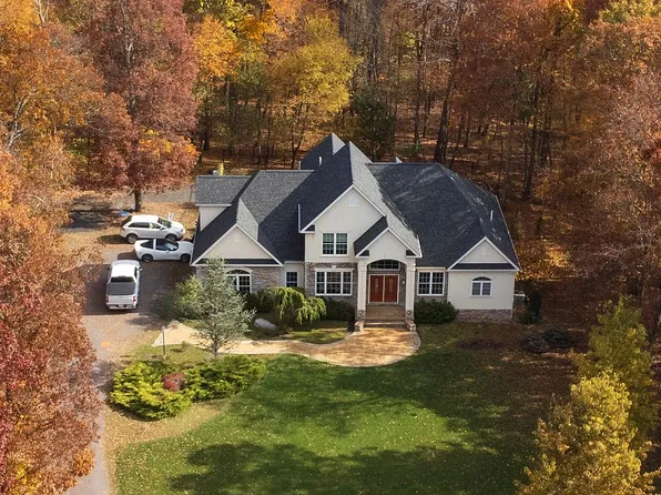 45 Ice Lake Dr, Mountain Top, PA 18707