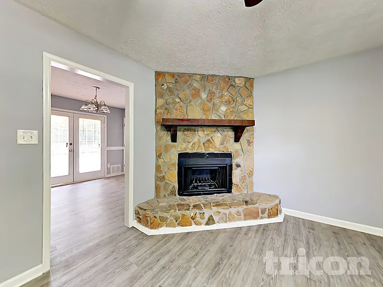 270 Amanda Ct — Photo 2