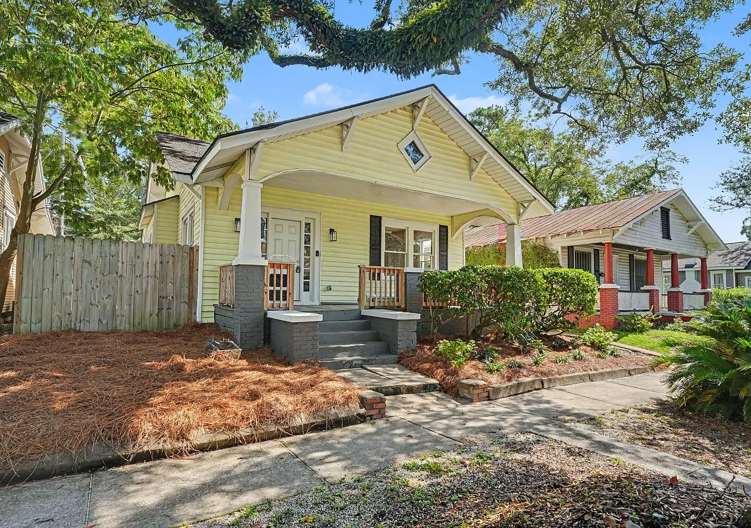 Renovated 4 Bedroom 2 Bathroom fenced in yard 1 off street parking — Photo 2