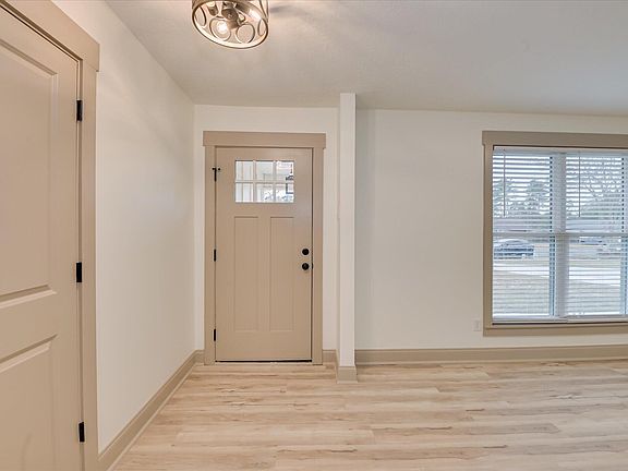 5th image of 302 Twin Pines Drive