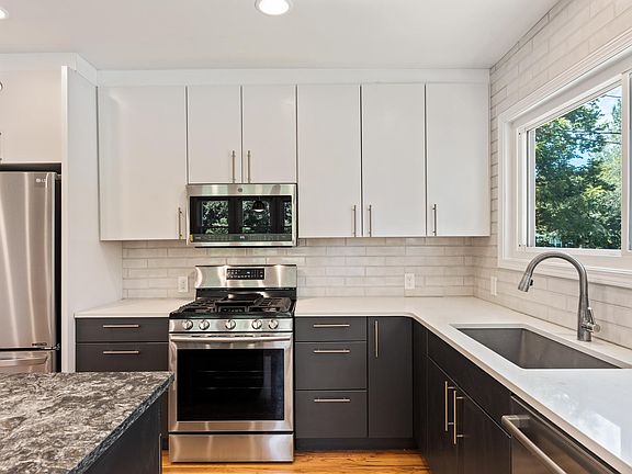 Fully equipped kitchen with gourmet gas stove