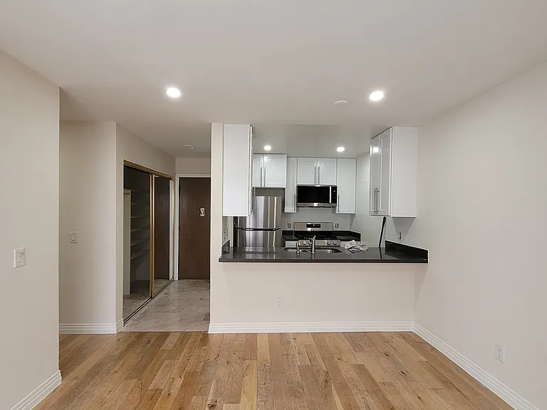 New Hampshire Apartments — Photo 6