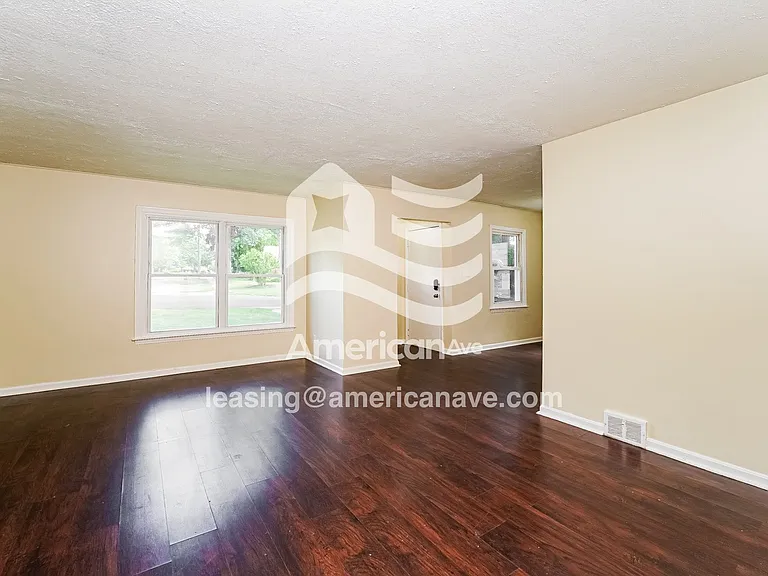 1116092_002_living_room_2.jpg