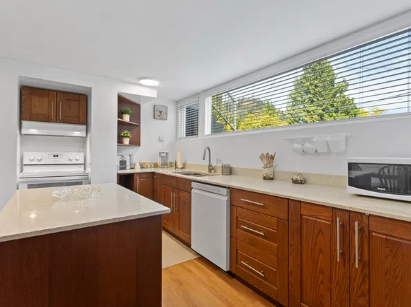 6422 Douglas St, West Vancouver, BC V7W 2G2