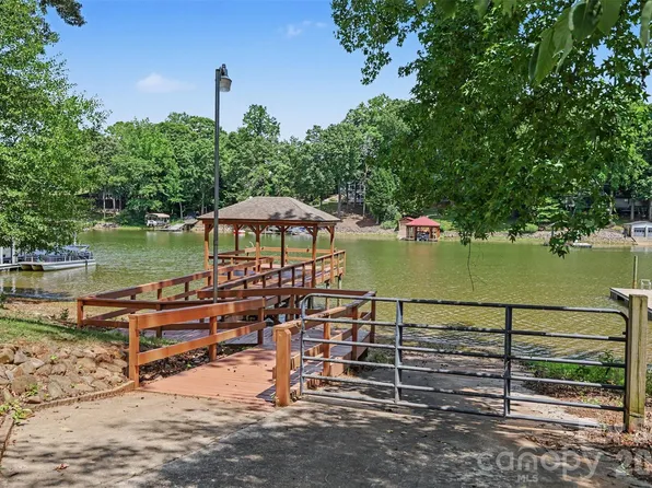 6917 Navajo Trl, Sherrills Ford, NC 28673