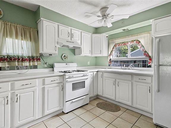 2nd image of 2371 Bel Aire Ln