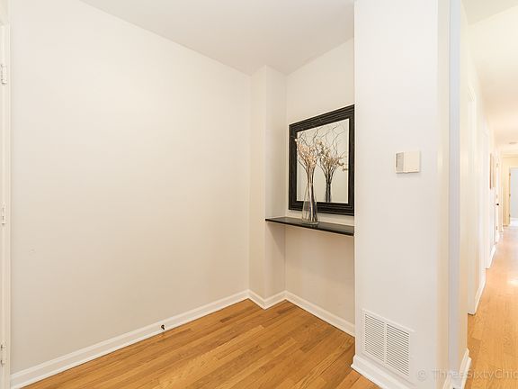 2nd image of 3924 N Southport Ave APT 3N