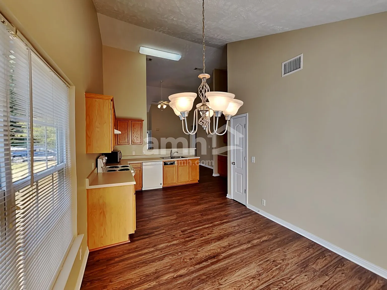 3 bed, 2.0 bath, 1956 sqft, $2,290 — Photo 3