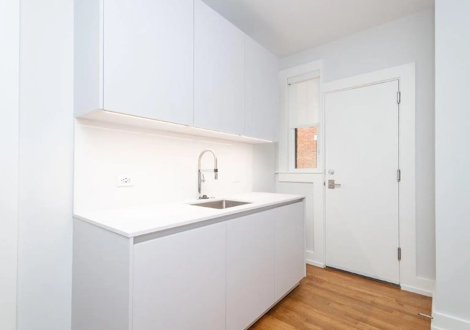 NO FEE! Gorgeous Central Square 1 bedroom available - A/C, laundry in unit, ht & hw included — Photo 2