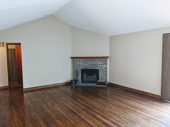 2nd image of 1825 W Plum St