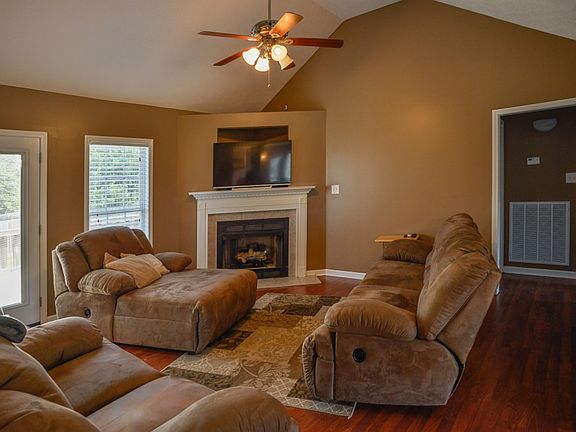 3rd image of 3153 Rolling Hills Ct