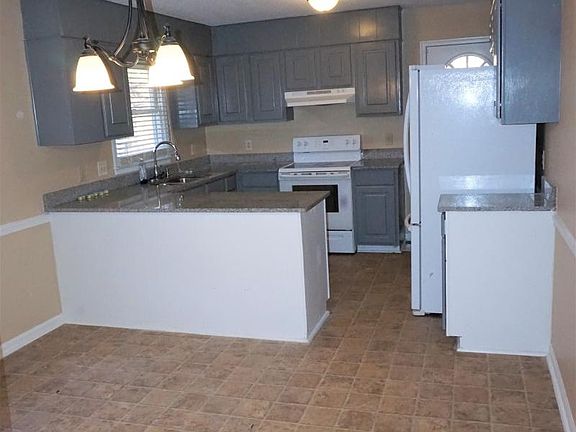 2nd image of 5 Planters Ct