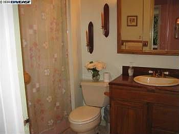 4th image of 214 Bancroft Ave