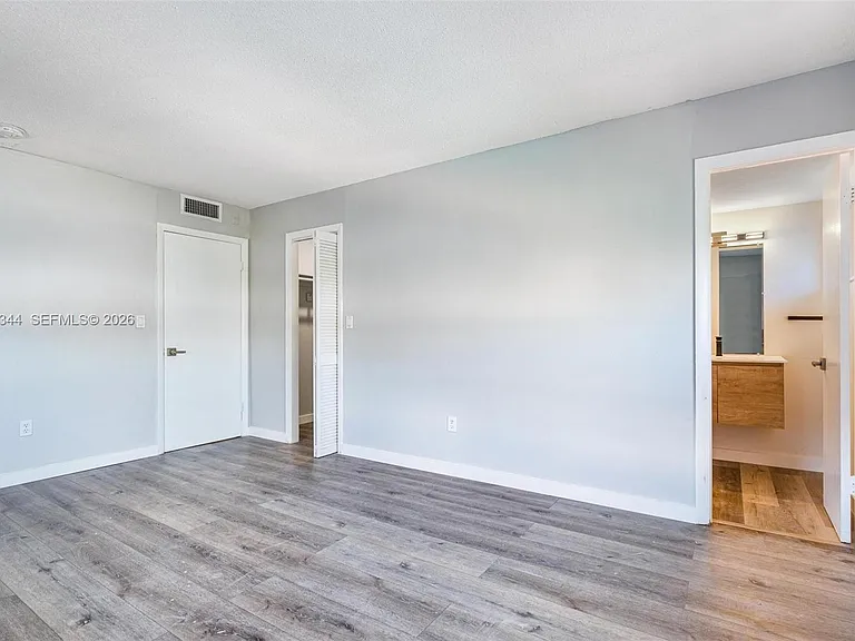 15205 NE 6th Ave #D305 — Photo 12